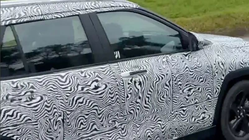 SCOOP zukünftiger Toyota Yaris Cross (2025): Eine ganz neue Generation überrascht unter Tarnung – zukünftiger Toyota Yaris Cross