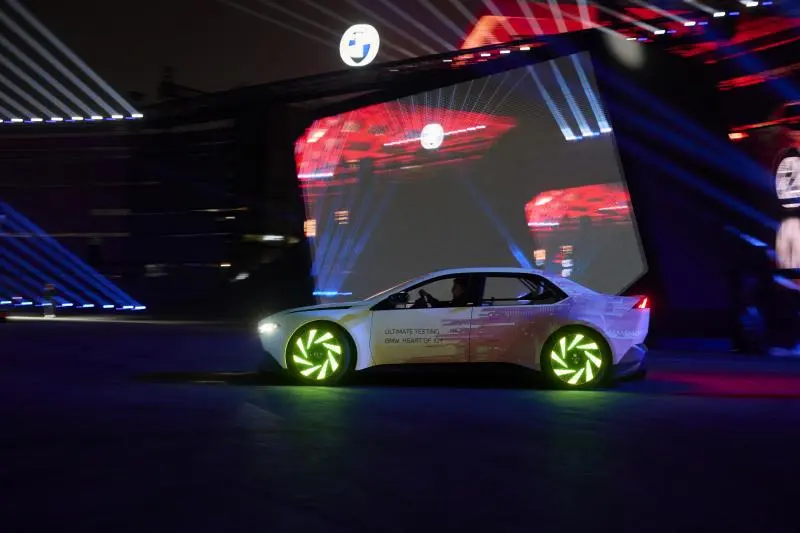 BMW Vision Driving Experience: Ein Prototyp des zukünftigen elektrischen M3, der die Grenzen überschreitet - Der Prototyp des Sehvermögens hat sein Potenzial während seiner Präsentation im Shanghai -Salon gezeigt.