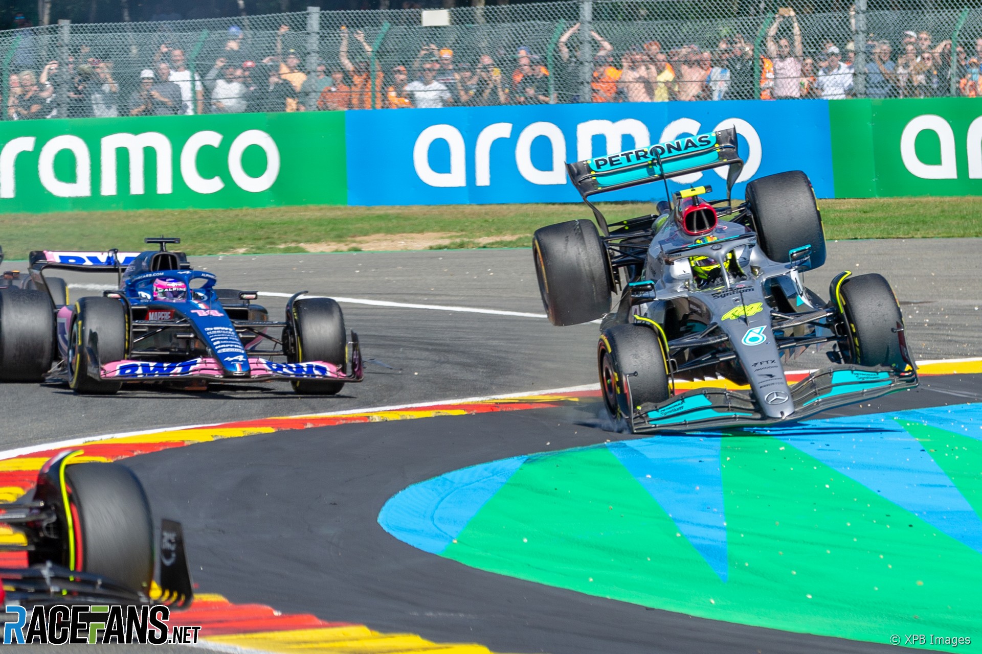 fernando alonso zeigt seine unterstützung für lewis hamilton in der aktuellen formel-1-saison. erfahren sie mehr über die zusammenarbeit und freundschaft zwischen den beiden rennfahrern.