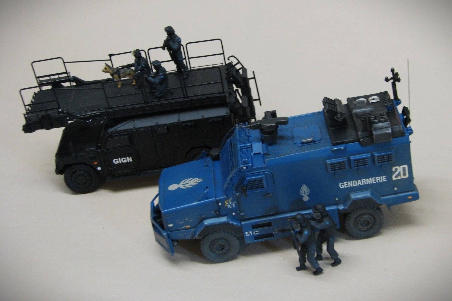 rasante flucht zur gendarmerie erleben sie eine spannende und rasante flucht zur gendarmerie – voller nervenkitzel, action und überraschender wendungen. ideal für fans packender geschichten und adrenalin pur!