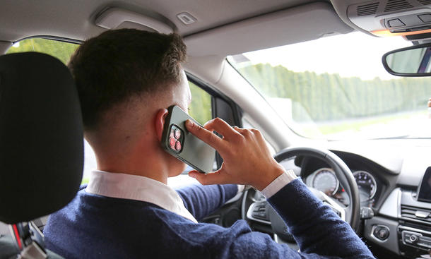 erfahren sie alles über das handyverbot am steuer: aktuelle gesetze, bußgelder und warum die sicherheit im straßenverkehr an erster stelle steht.