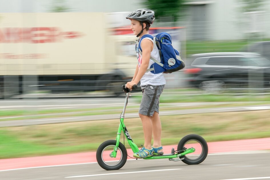 erfahren sie, ob und wann kinder im auto allein gelassen werden dürfen. wichtige rechtliche hinweise und praktische tipps für eltern zur sicherheit ihrer kinder im fahrzeug.