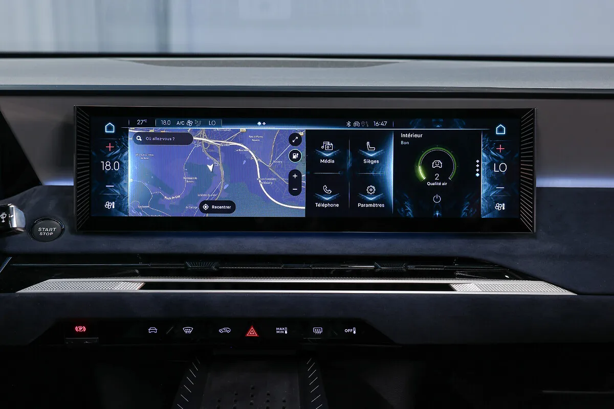 Breiter Touchscreen des DS N°7 mit Navigationskarte links und App-Kacheln rechts.
