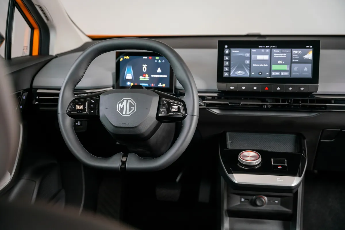 Cockpit des MG4 Electric mit Lenkrad, digitalem Kombiinstrument, zentralem Touchscreen und Drehregler für die Fahrstufen.