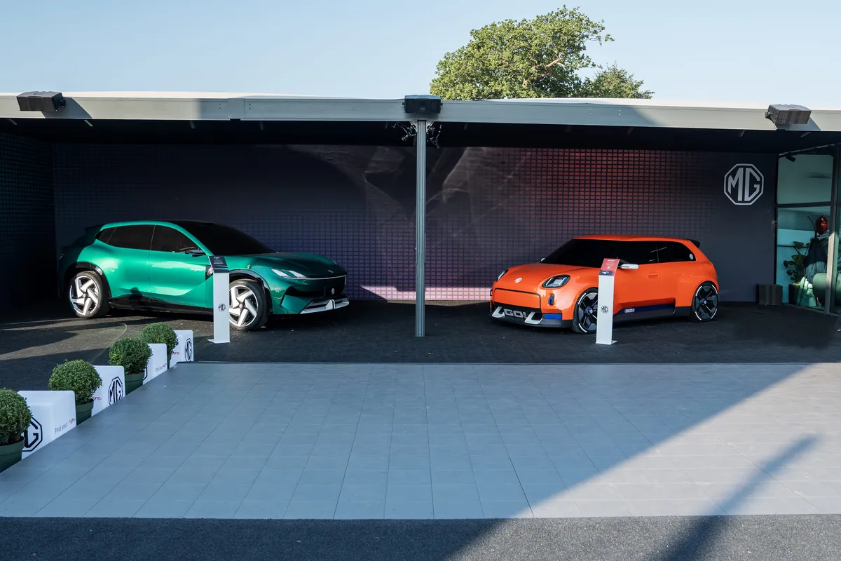 Weite Ansicht des MG-Messestands mit grünem Cyber Concept links und orangem MG GO! Concept rechts.