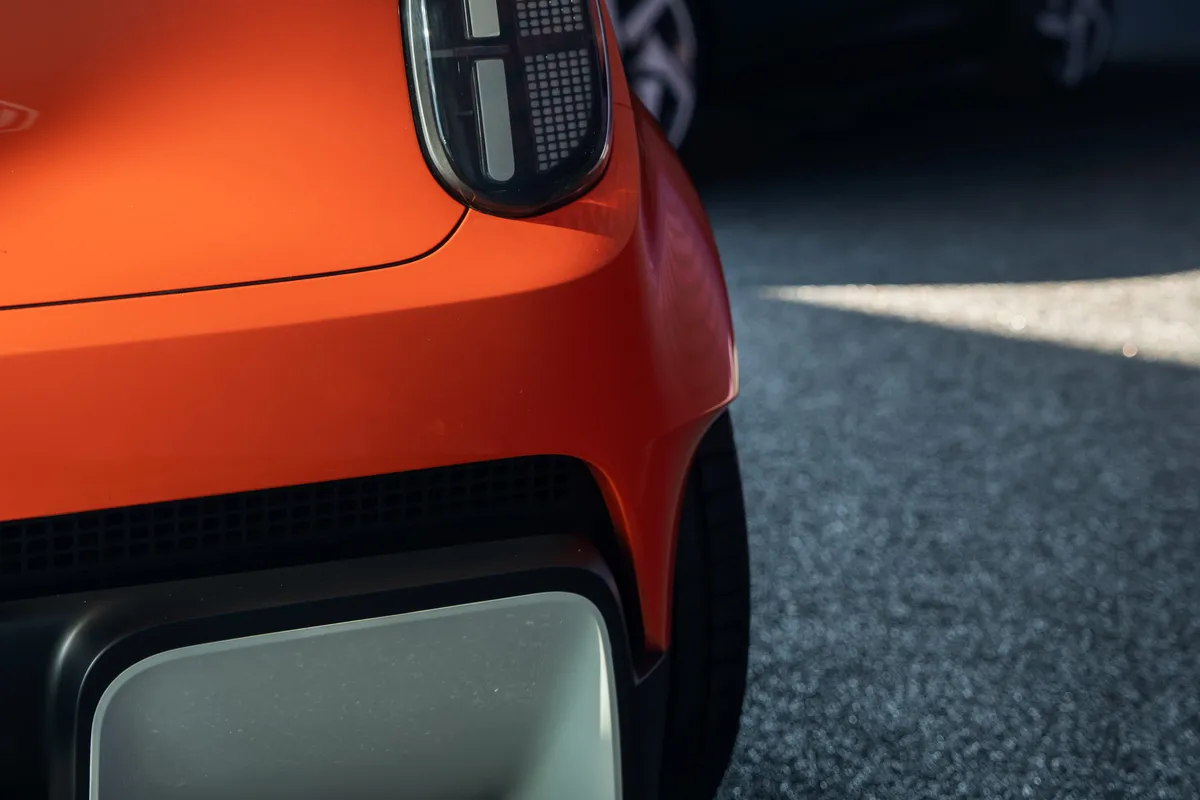 Nahaufnahme einer Frontecke des orangen MG GO! Concept mit Scheinwerferausschnitt und silbernen Lamellen.