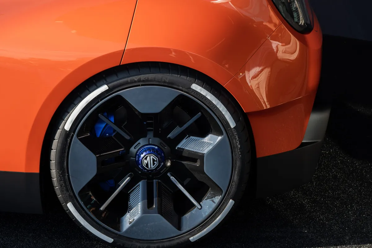 Nahaufnahme von Hinterrad, blauem Bremssattel und Heckpartie des orangen MG GO! Concept.