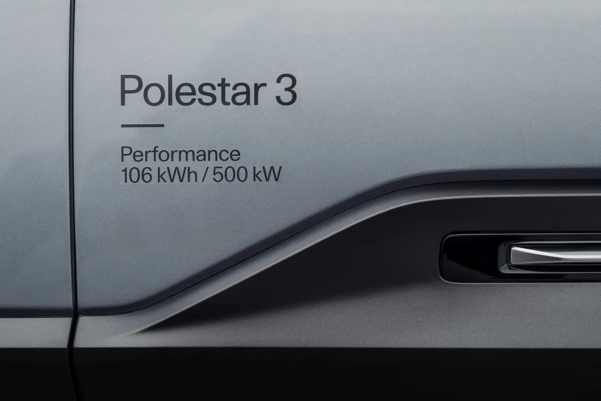 Nahaufnahme der grauen Fahrertür eines Polestar 3 mit der Aufschrift Polestar 3 Performance, 106 kWh / 500 kW.