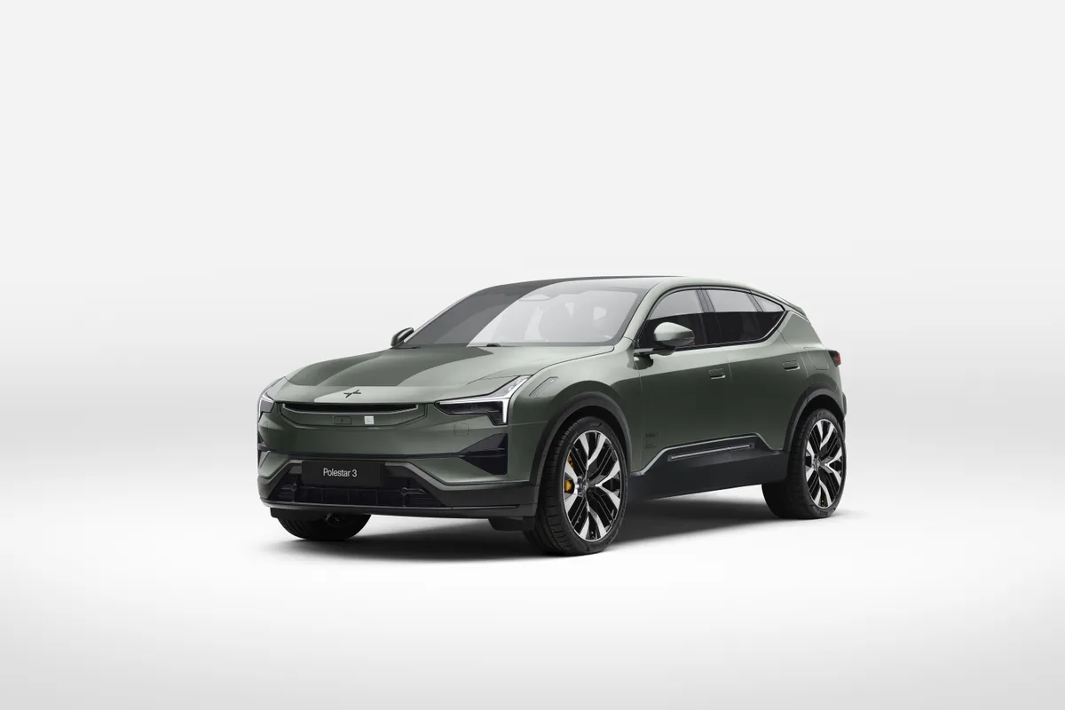Graugrüner Polestar 3 von schräg vorne vor weißem Studiohintergrund.