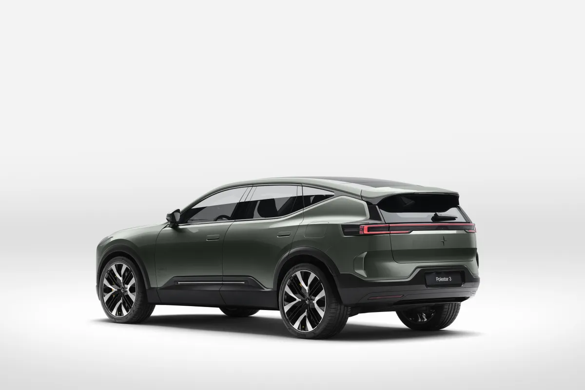 Graugrüner Polestar 3 von schräg hinten vor weißem Studiohintergrund.