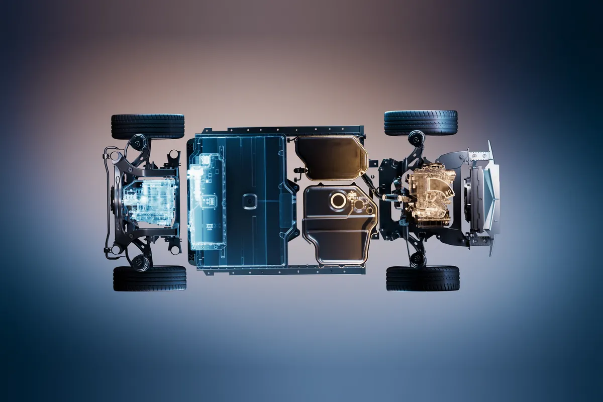 Draufsicht auf das Fahrgestell der Range-Extender-Version: vorne ein orange hervorgehobener Verbrennungsmotor mit Kühler, dahinter dunkle Tankbehälter, in der Mitte der blaue Akku, hinten der Elektromotor.