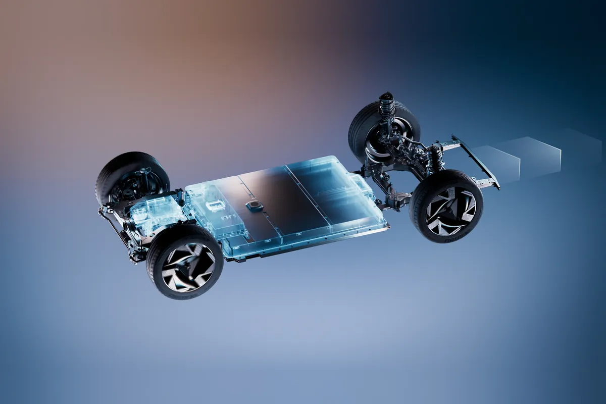 Grafik der Renault-Plattform RGEV medium 2.0 ohne Karosserie: vier Räder, Fahrwerk und ein großer, blau hervorgehobener Akku im Unterboden, hinten die Antriebseinheit.