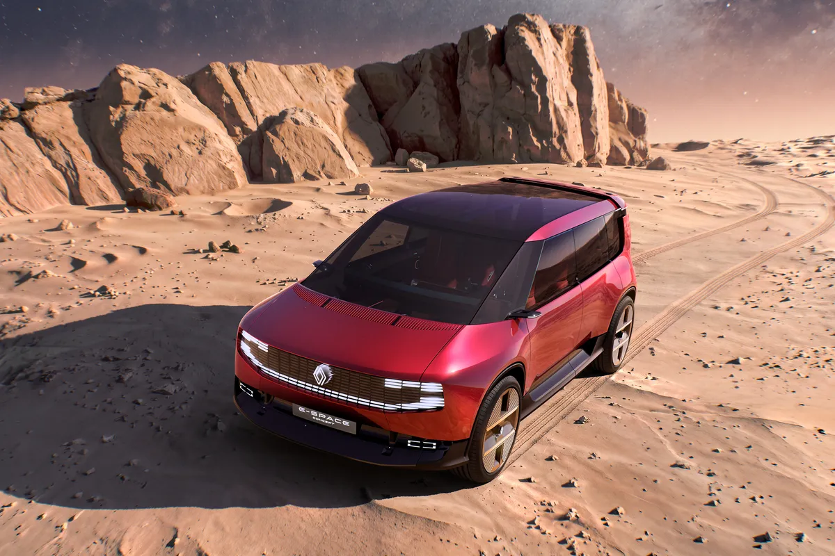 Rotes Renault E-Space Concept von schräg oben vorne in einer felsigen Wüstenlandschaft.
