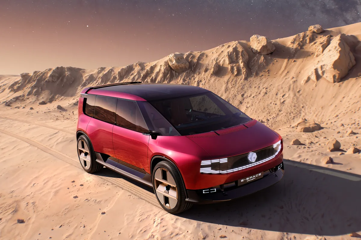 Rotes E-Space Concept von schräg vorne auf einer sonnigen Sandpiste zwischen Felsen.