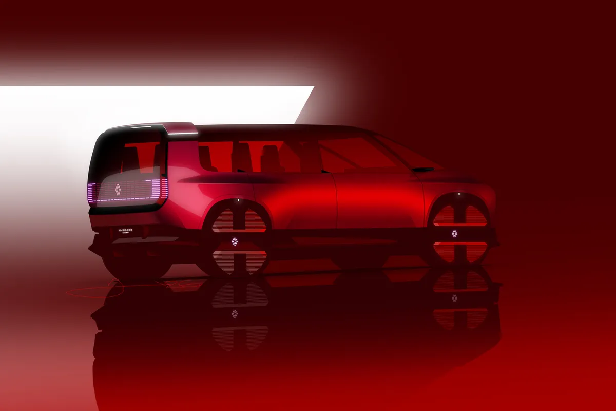 Dunkelrotes E-Space Concept von schräg hinten in einem roten Studio, mit Spiegelung am Boden.