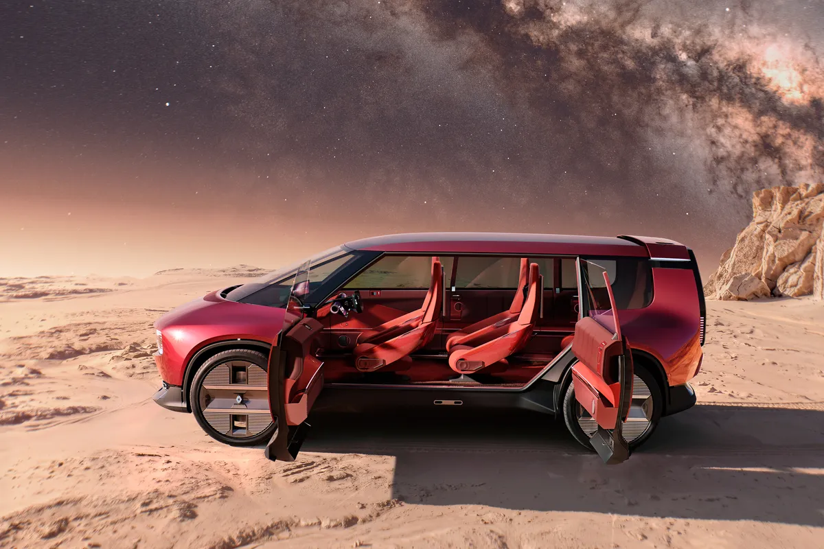 E-Space Concept von der Seite mit geöffneten Türen und roten Sitzen, nachts in der Wüste.