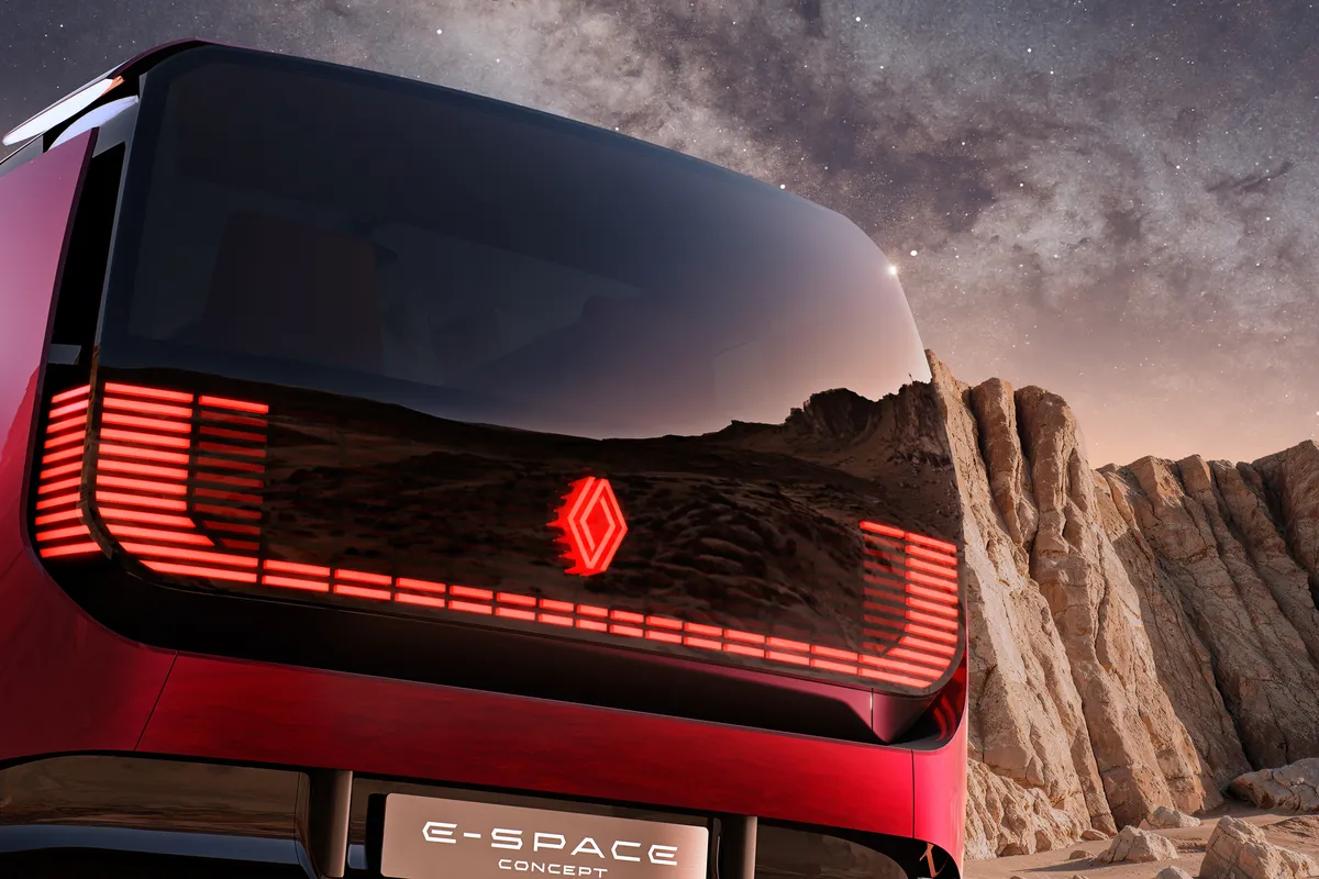 Nahaufnahme des Hecks des roten E-Space Concept mit leuchtenden Lichtbändern.