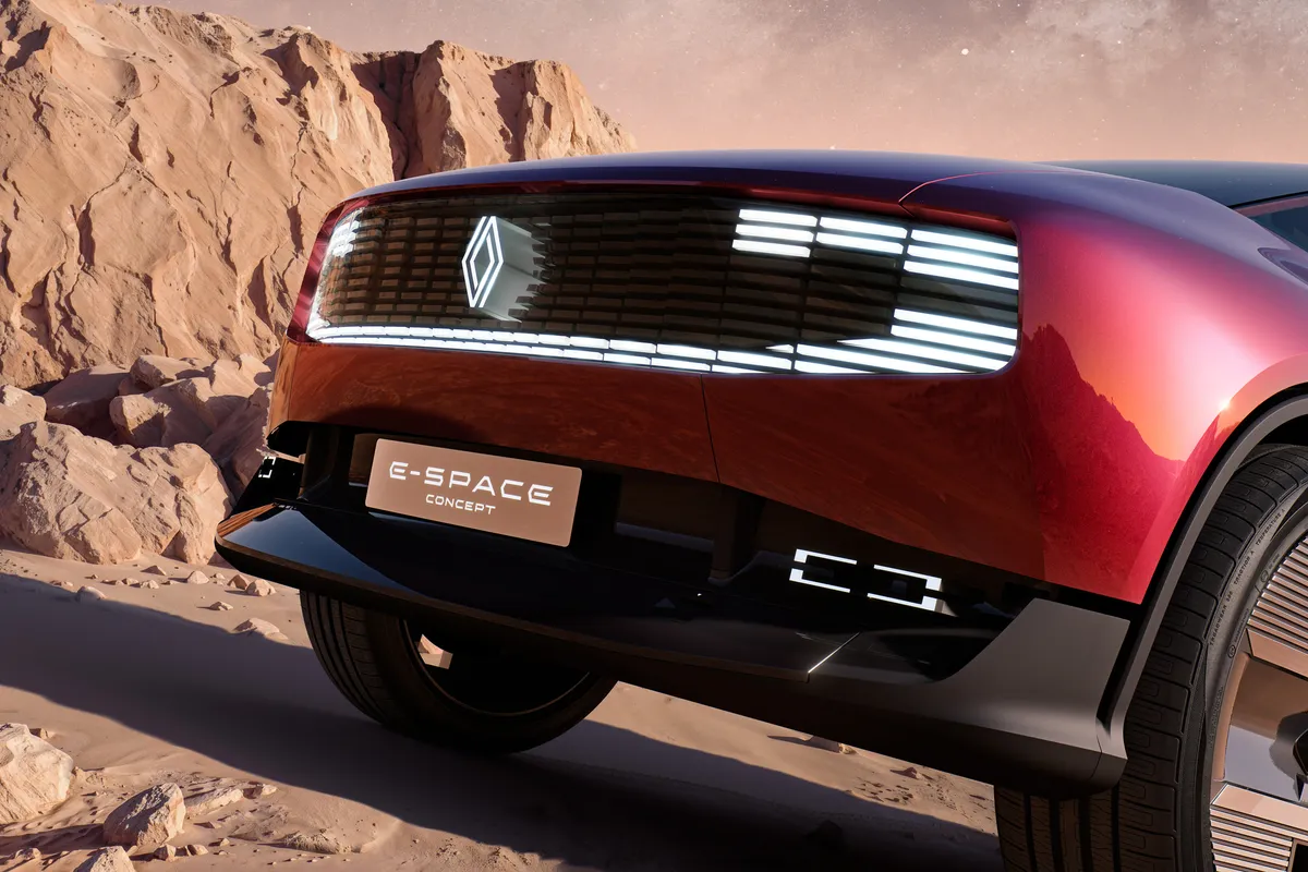 Nahaufnahme der Front des roten E-Space Concept mit leuchtendem Renault-Logo.