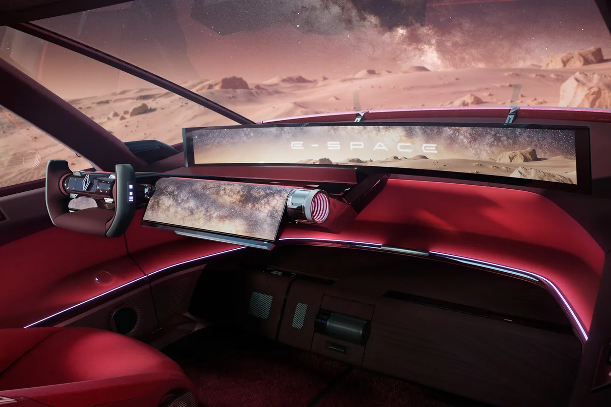 Cockpit des E-Space Concept mit breitem Display über die ganze Armaturentafel und roter Verkleidung.