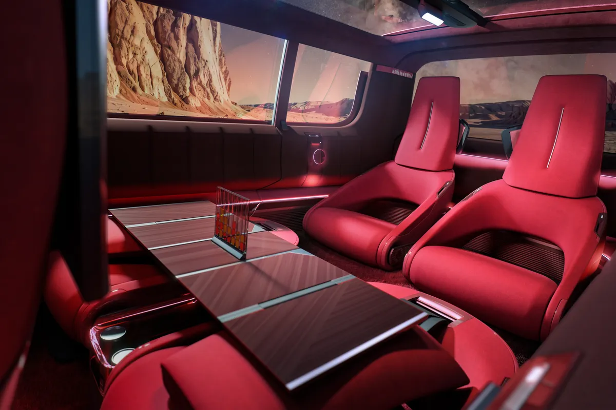 Innenraum des E-Space Concept mit roten Einzelsitzen und Klapptischen.