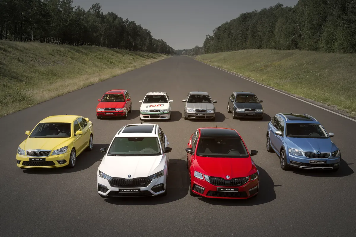 Acht Škoda Octavia in zwei Reihen auf einer breiten Teststrecke zwischen Wiesen und Wald: hinten vier Autos der ersten Generation, vorne ein gelber Octavia RS der zweiten, ein weißer Combi der vierten, ein roter RS und ein hellblauer Scout der dritten Generation.