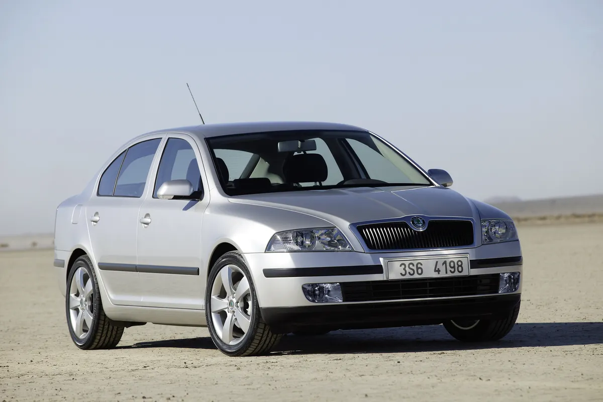 Silberner Škoda Octavia Limousine der zweiten Generation von schräg vorne in einer trockenen, offenen Landschaft.