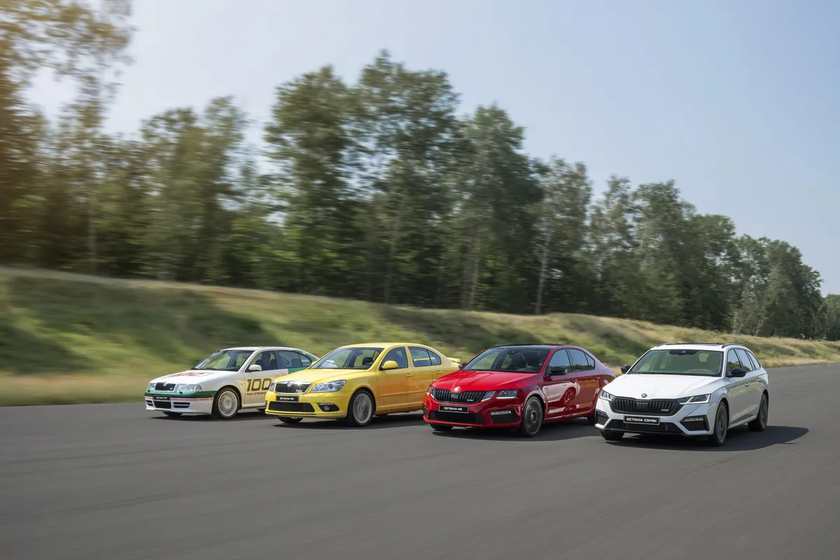 Vier Škoda Octavia RS nebeneinander auf einer Teststrecke: ein weiß-grüner, ein gelber, ein roter und ein weißer.