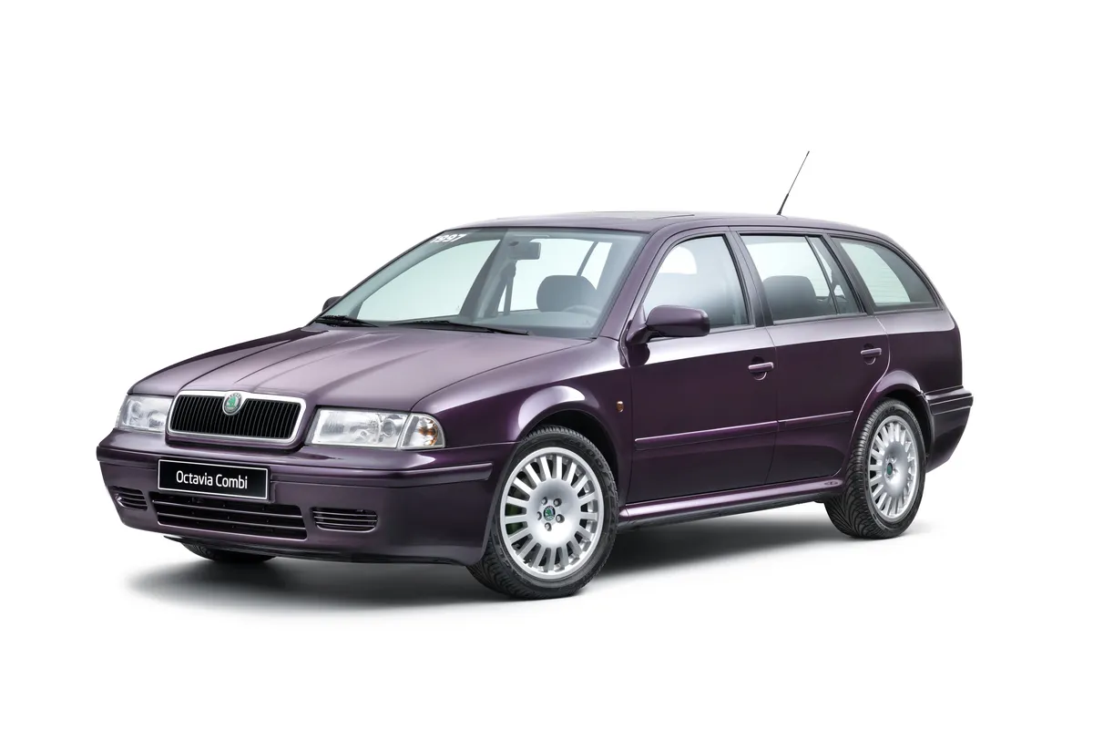 Dunkelvioletter Škoda Octavia Combi der ersten Generation von schräg vorne vor weißem Hintergrund.