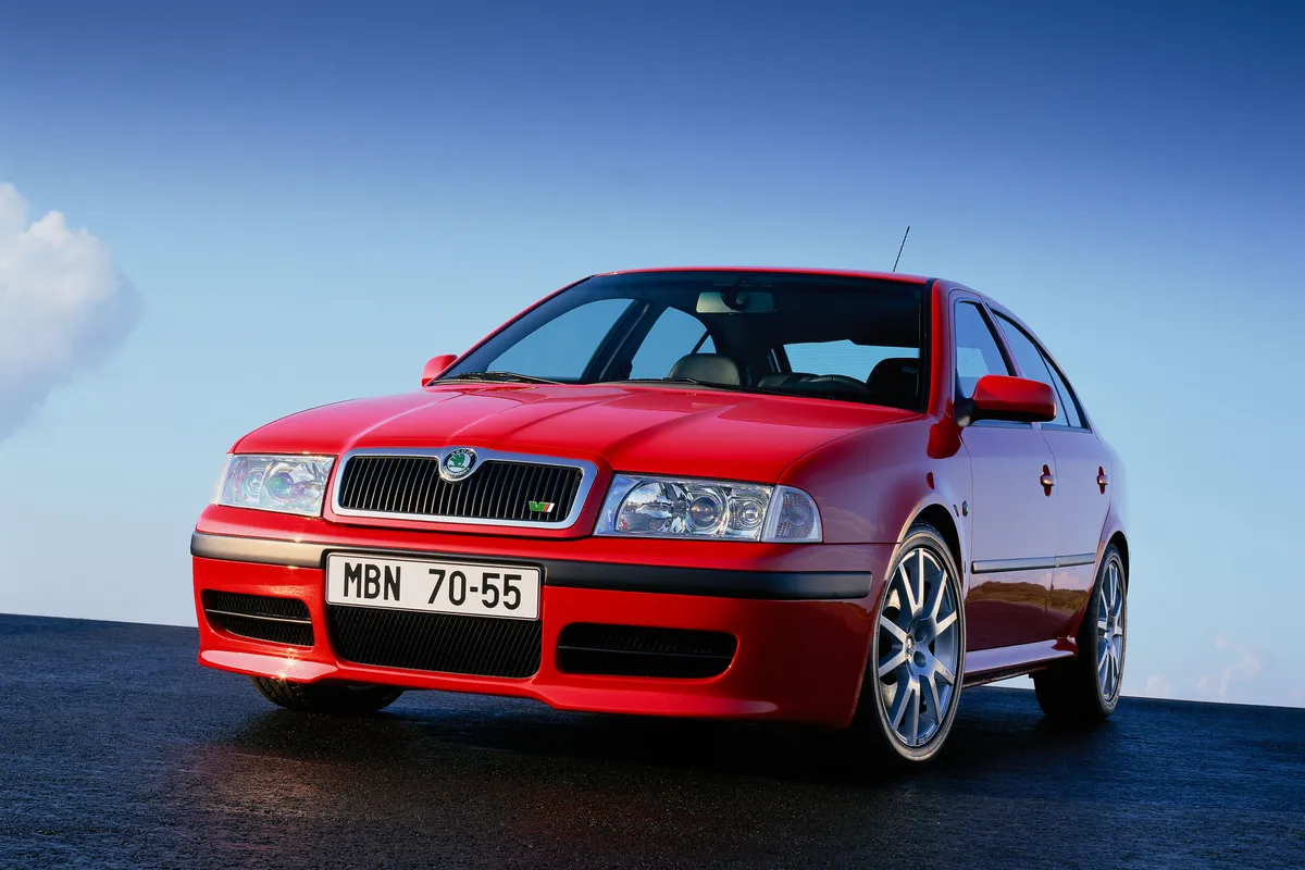 Roter Škoda Octavia RS der ersten Generation von schräg vorne vor blauem Himmel.