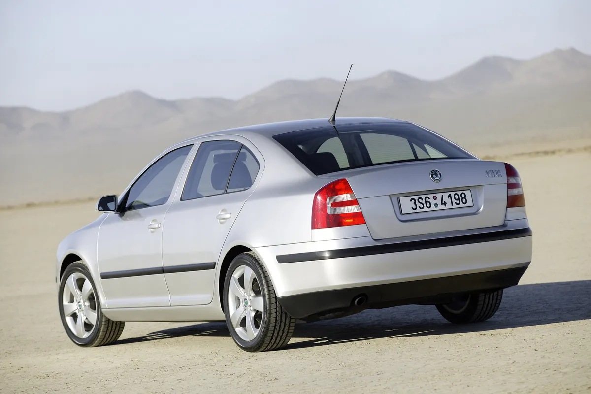 Silberner Škoda Octavia der zweiten Generation von schräg hinten in einer Berglandschaft.
