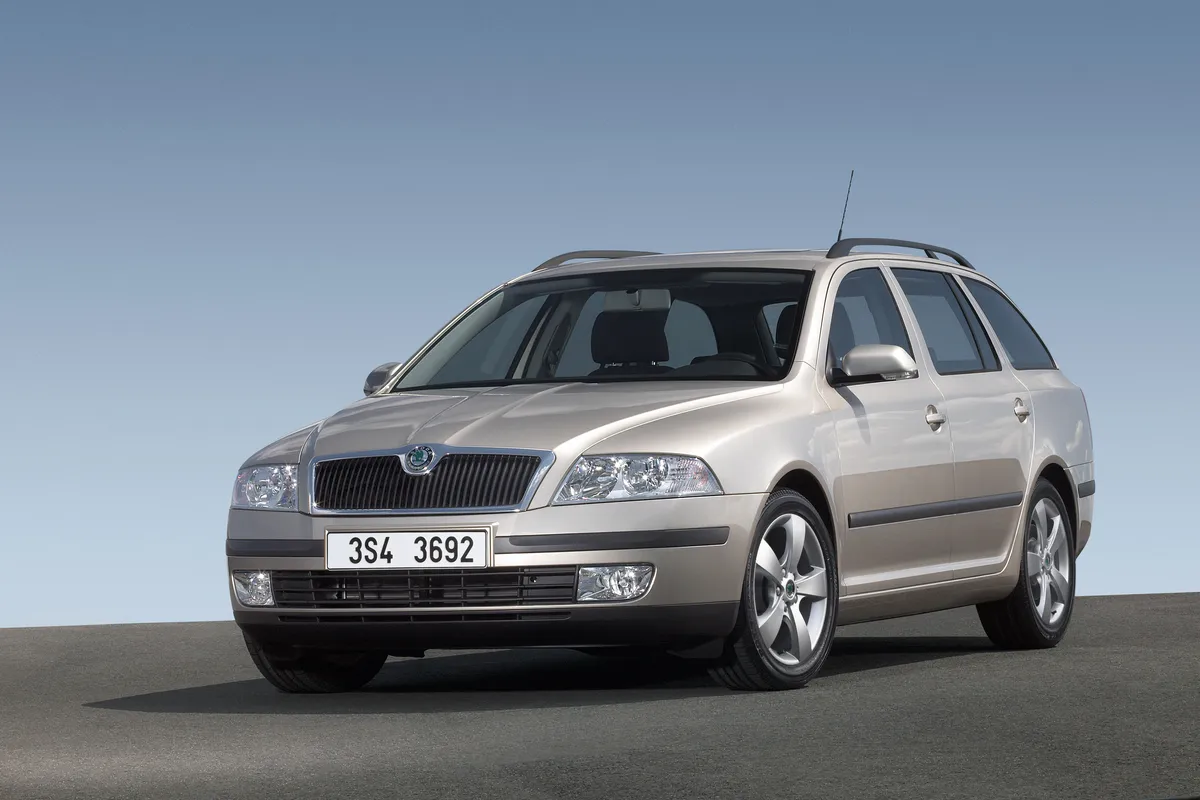 Silberner Škoda Octavia Combi der zweiten Generation von schräg vorne vor grauem Himmel.