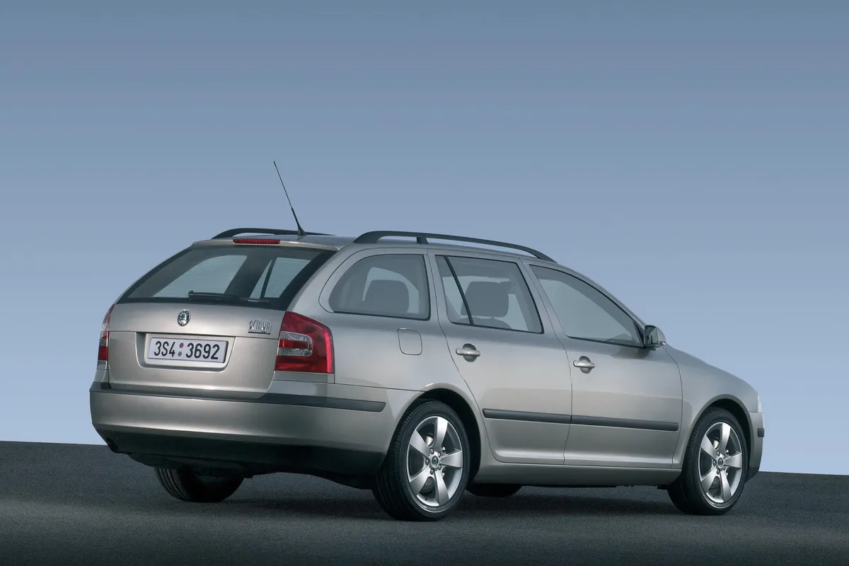 Silberner Škoda Octavia Combi der zweiten Generation von schräg hinten mit Dachreling.