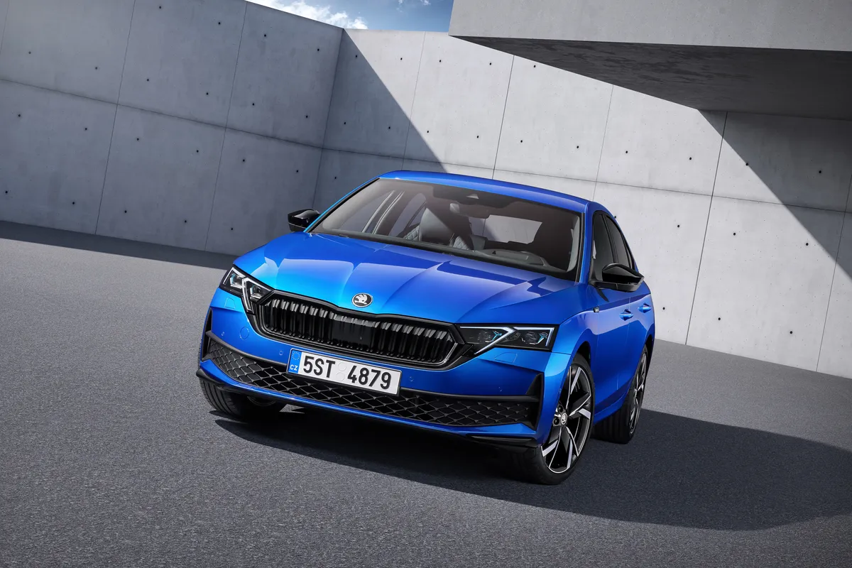 Blauer Škoda Octavia der vierten Generation nach dem Facelift zwischen Betonmauern.