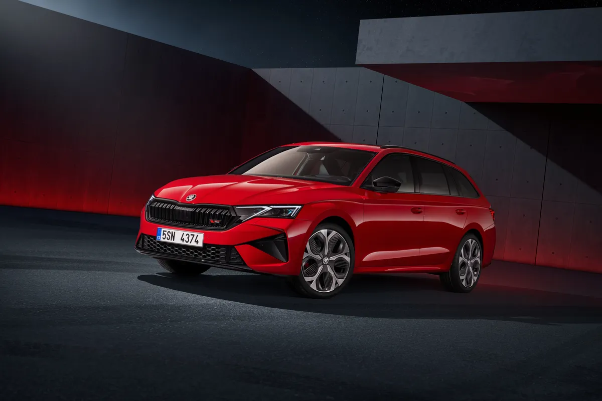 Roter Škoda Octavia RS der vierten Generation in einer dunklen Halle mit roten Lichtakzenten.