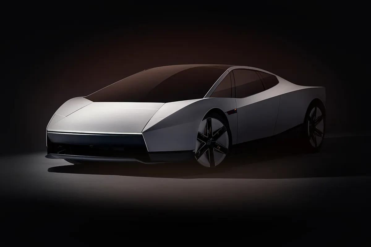 Silberner, kantiger Tesla Roadster in Front-Dreiviertelansicht auf einem dunklen Studioboden, mit schmalem Frontlichtband, dunklen Scheiben und großen geometrischen Rädern, dahinter ein warmer Lichtschein.