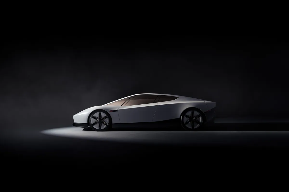 Silberner, keilförmiger Tesla Roadster in der Seitenansicht mit geschlossenen Türen im Lichtkegel vor schwarzem Hintergrund.