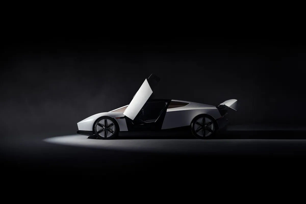 Silberner Tesla Roadster in Seitenansicht mit hochgeschwenkter Tür und angehobenem Heckflügel im dunklen Studio.