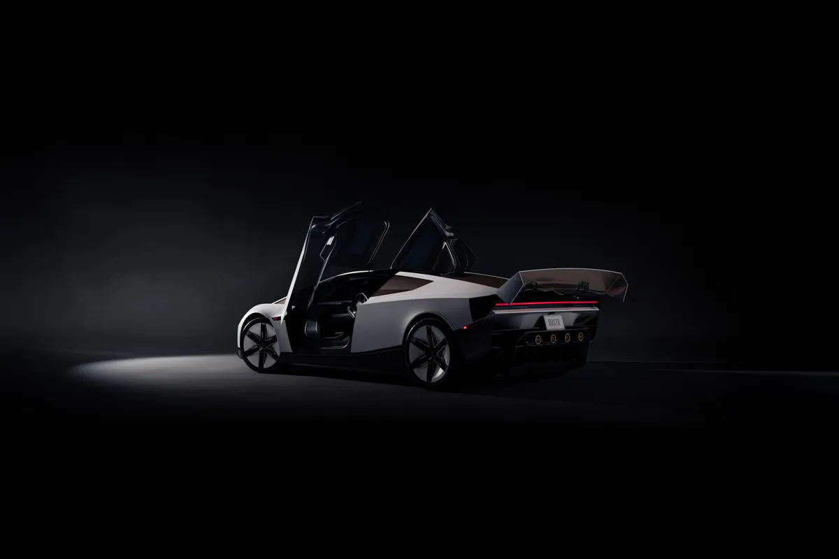 Silberner Tesla Roadster in Heck-Dreiviertelansicht mit hochgeschwenkten Türen, großem Heckflügel und rotem Rücklichtband im dunklen Studio.