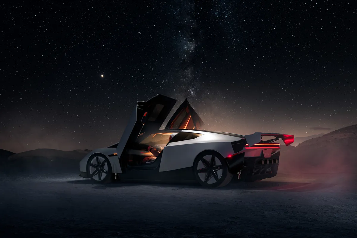 Silberner Tesla Roadster in Heck-Dreiviertelansicht mit hochgeöffneter Tür und beleuchtetem Innenraum unter einem Sternenhimmel mit Milchstraße.