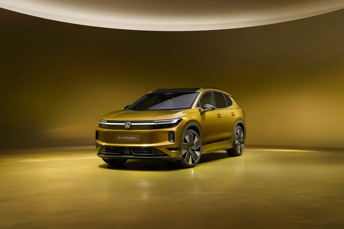 VW ID. Tiguan in Gold von vorne schräg links, mit leuchtendem Lichtband an der Front.