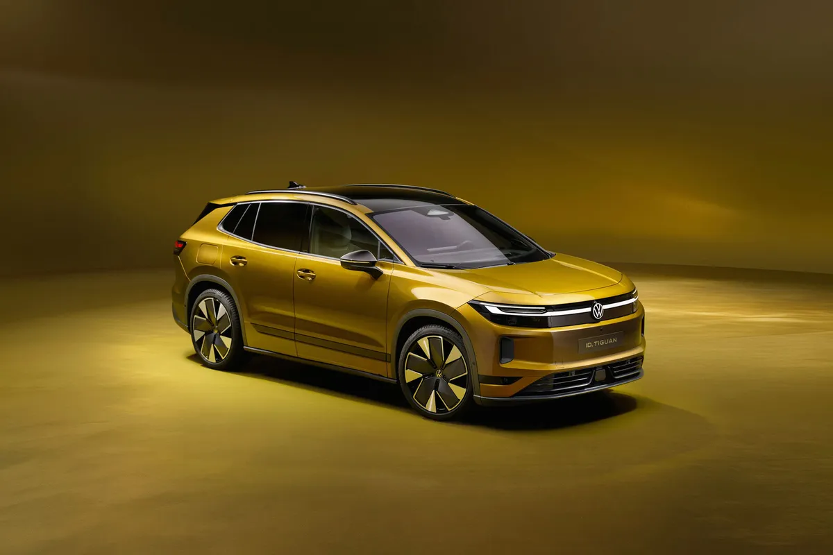 Der goldfarbene VW ID. Tiguan von schräg oben vorne, mit dunklem Glasdach.