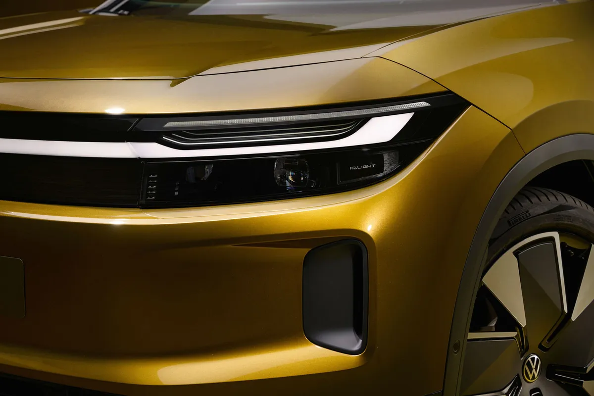 Nahaufnahme des leuchtenden Scheinwerfers und der Lichtleiste des VW ID. Tiguan.
