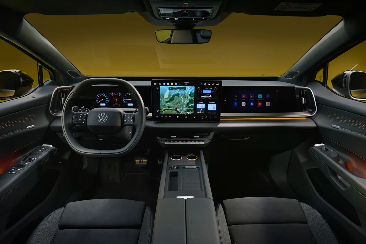 Cockpit des VW ID. Tiguan von hinten gesehen, mit drei Bildschirmen und dunklen Sitzen.