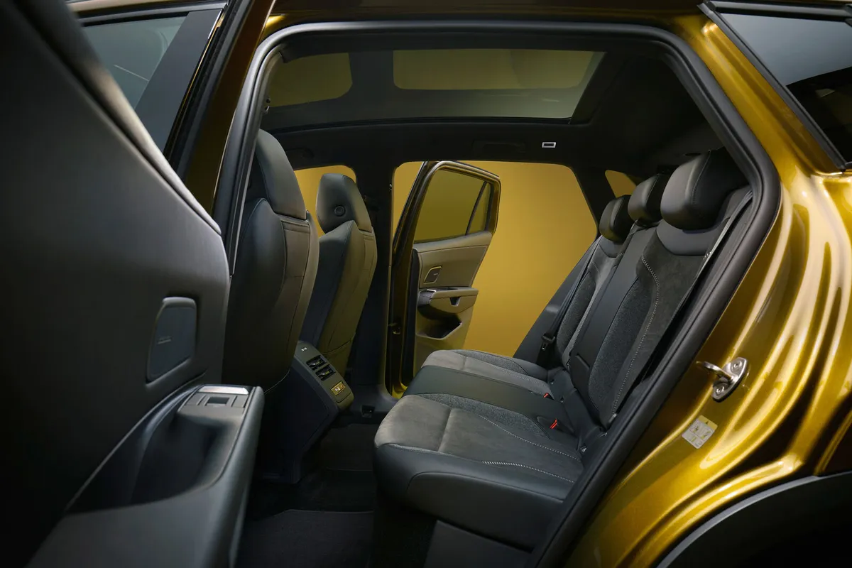 Blick durch die hintere Tür auf die dreisitzige Rückbank des VW ID. Tiguan.