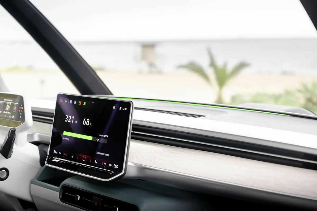 Zentraldisplay eines VW ID. Buzz mit Ladeanzeige: 68 Prozent Akkustand und 321 Kilometer Restreichweite.